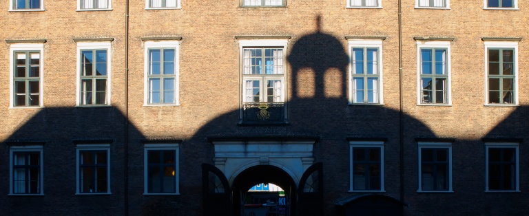 Skygger på husmuren til fløj på Charlottenborg