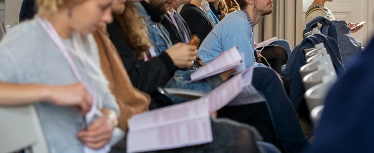 Stolerække med yngre mennesker til seminar