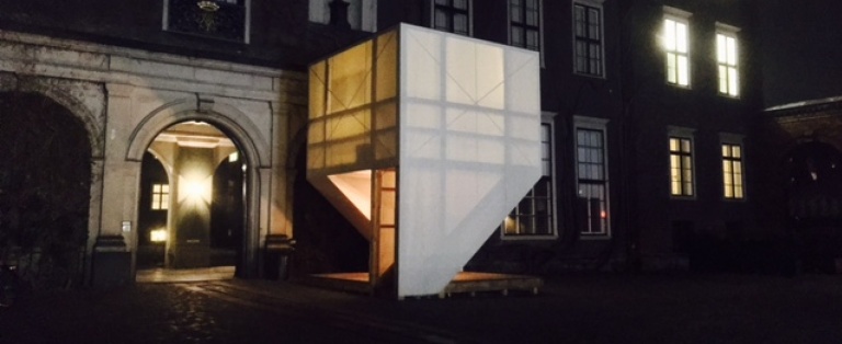 Firkantet konstruktion i gården til Kunsthal Charlottenborg