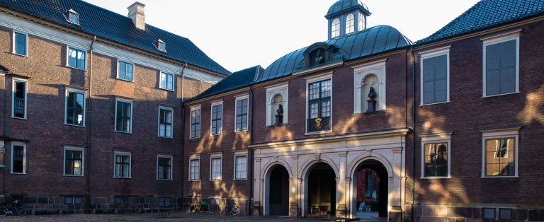 Port med tre buer i en af fløjene af Charlottenborg Slot