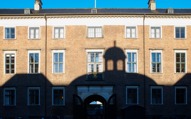 Skygger på husmuren til fløj på Charlottenborg