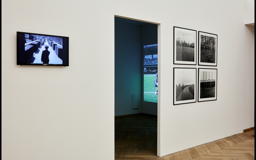 Kunstværker på væg og indgang til videovisning i mørkt rum på Kunsthal Charlottenborg