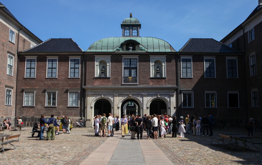 Billede fra Kunstakademiets slotsgård med mennesker