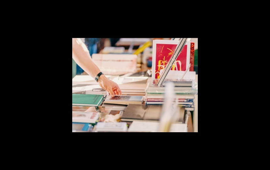 Print fair billede af hænder og bøger