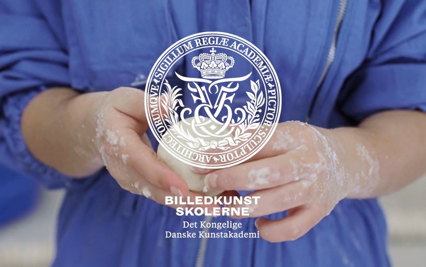 Still fra video med hænder og Kunstakademiets segl