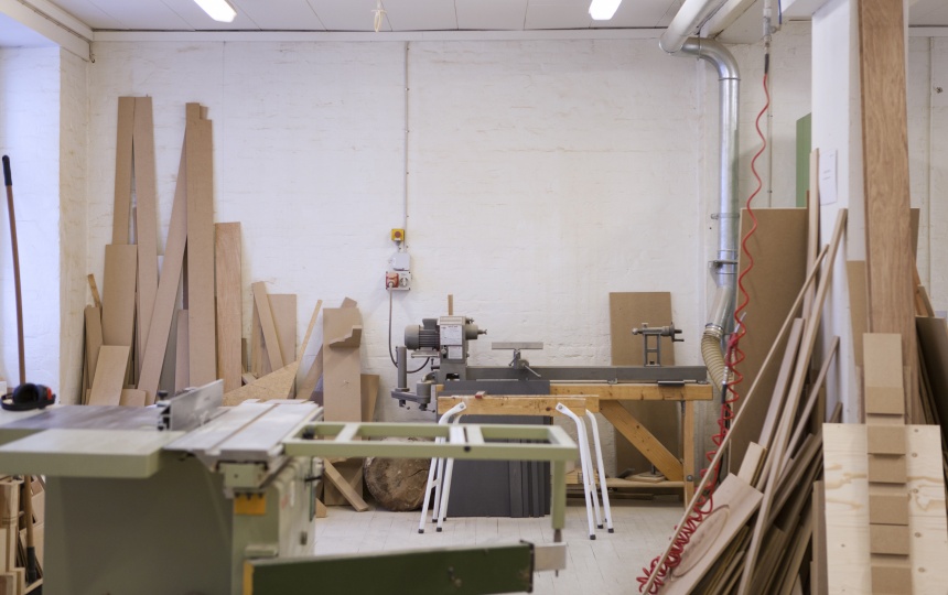 Maskiner og træplader i Laboratoriet for træ