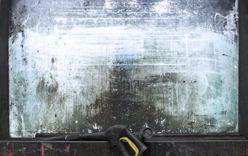 Væg ved vask i Laboratoriet for Serigrafi og Risografi