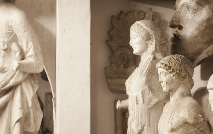 samling af gamle gipsskulpturer