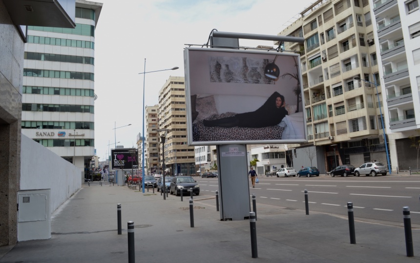 Kunstværk udstillet på Billboardplads ved bred vej i Casablanca