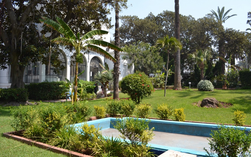 Træer, buske og et tomt bassin i have til The Casablanca Art School