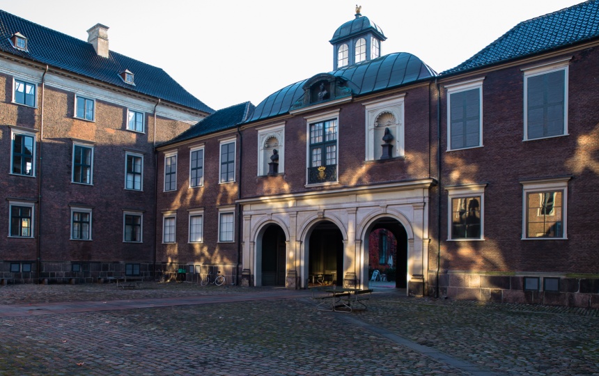 Port med tre buer i en af fløjene af Charlottenborg Slot