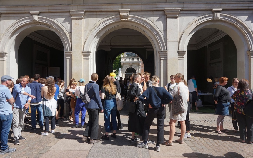 Mennesker samlet i grupper foran port til Kunsthal Charlottenborg