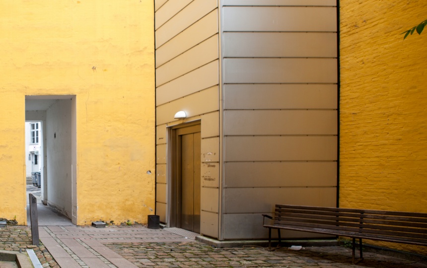 Elevator i gård til BFA-skolen