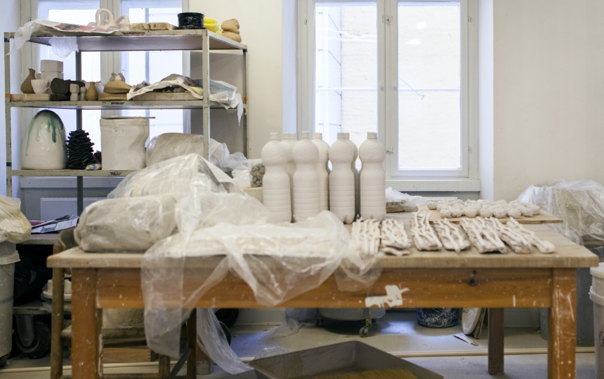 Keramiske genstande i reol og materialer på bord i Laboratoriet for Keramik