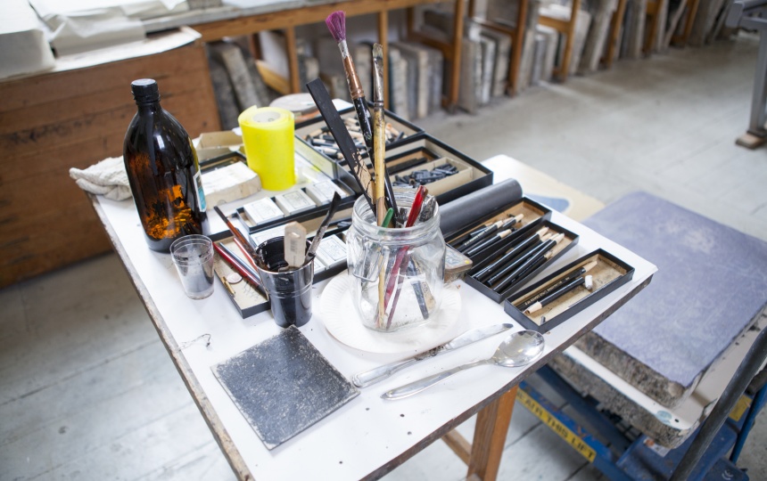 Materialer i æsker, krukke og glas på bord i Laboratoriet for Dybtryk, Højtryk og Litografi