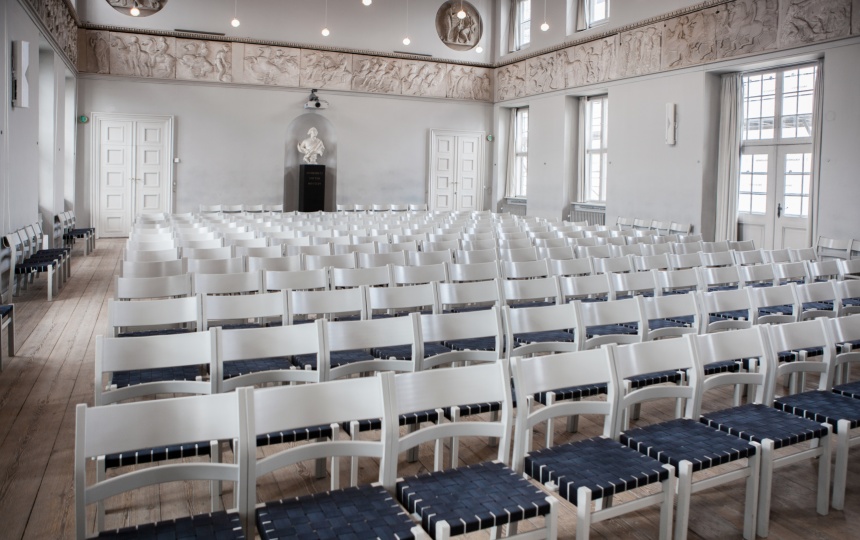 Tomme stolerækker i Festsalen på Charlottenbrog slot