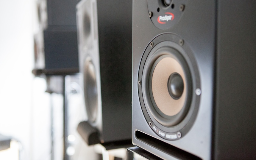 Tre højtalere på række