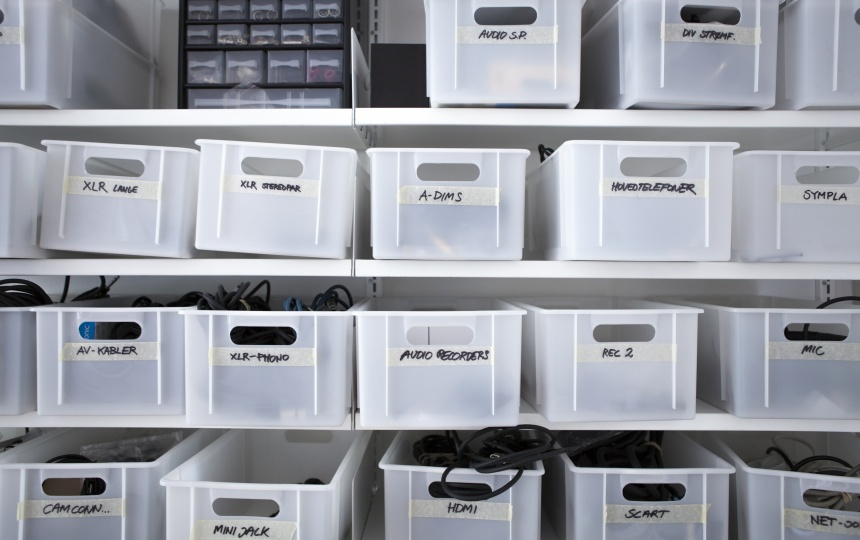 Hylder med kasser med teknisk udstyr