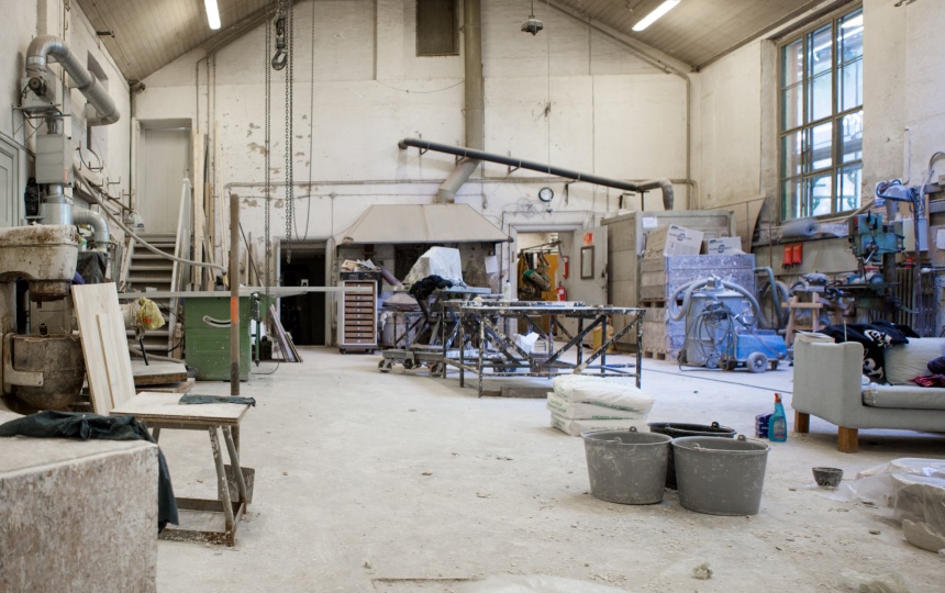 Maskiner, redskaber og materialer på Billedhuggerskolen Charlottenborg