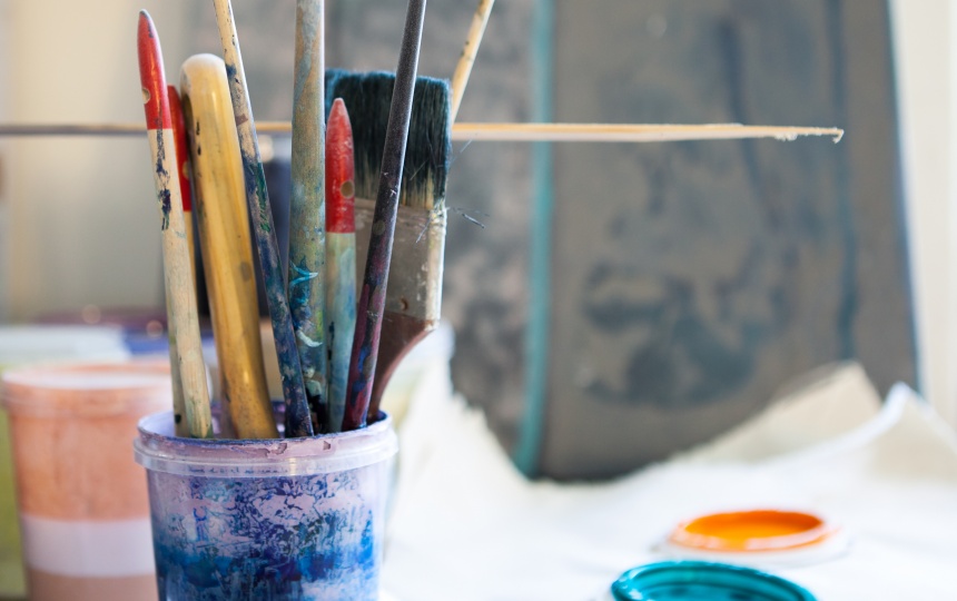 pensler i lille malebøtte