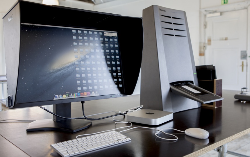 Computer på laboratoriet for fotografi