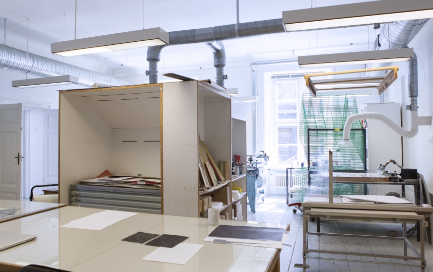 Arbejdsborde, opbevaring af materialer, maskiner og redskaber i Laboratoriet for Serigrafi og Risografi