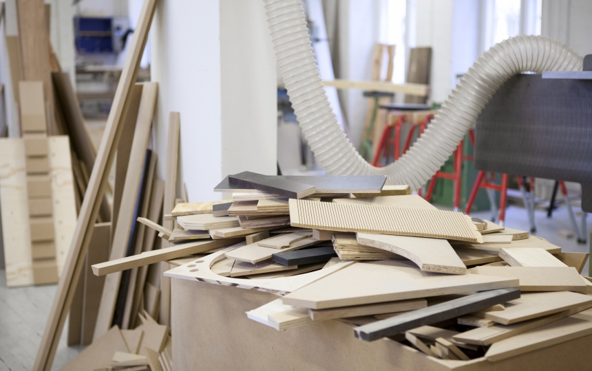 Rester og mindre stykker af træ oven på trækasse i Laboratoriet for træ