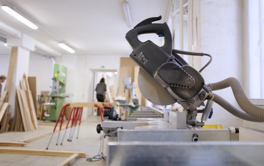 savemaskiner, træmaterialer og studerende i Laboratoriet for træ