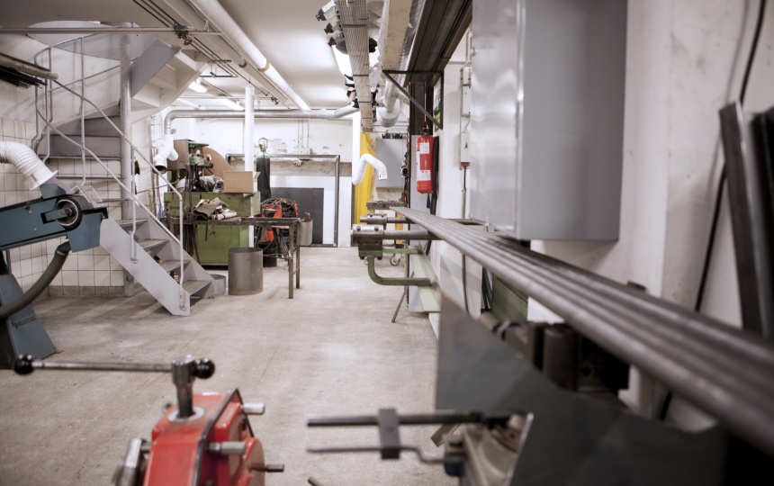 Maskiner, redskaber og trappe, der fører ovenpå i Laboratoriet for Konstruktion