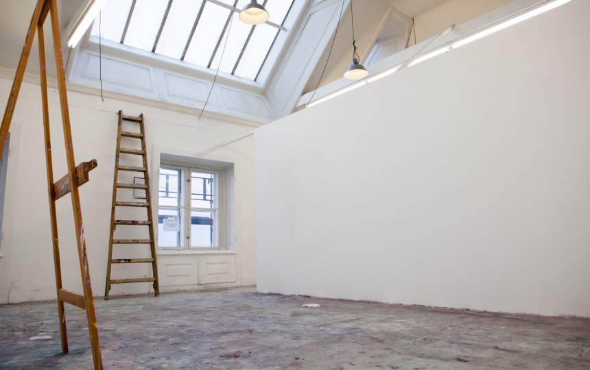 Staffeli og stige i rum med loftslys på Skolen for Maleri og billedbaserede praksisser