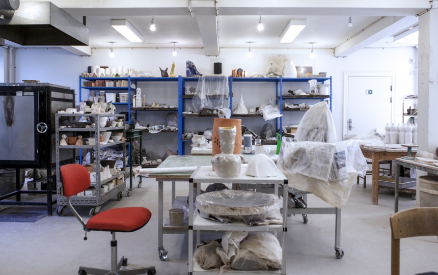 Ovn, keramiske figurer på hylder, materialer og redskaber i Laboratoriet for Keramik