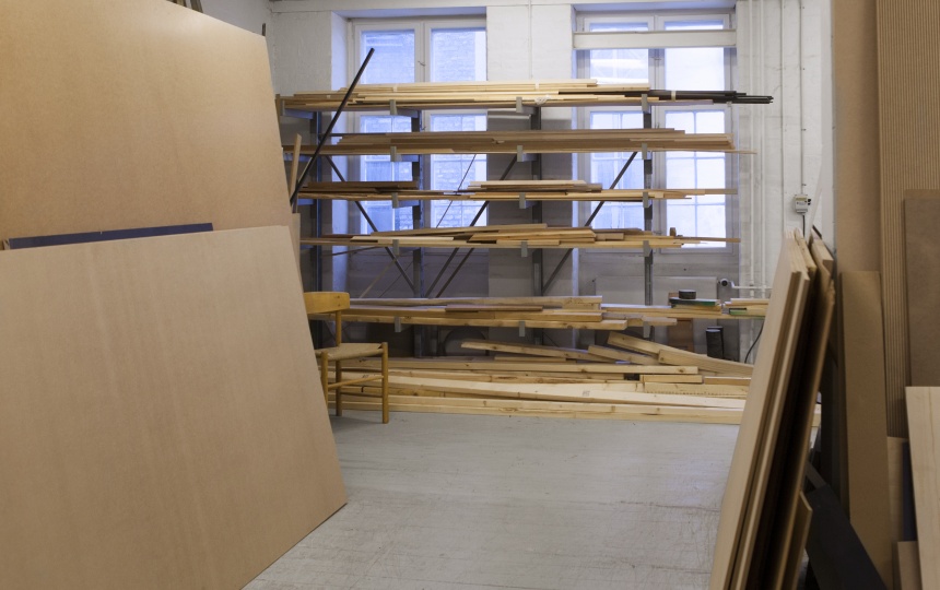 Træplader på hylder i reol foran vindue i Laboratorie for Træ