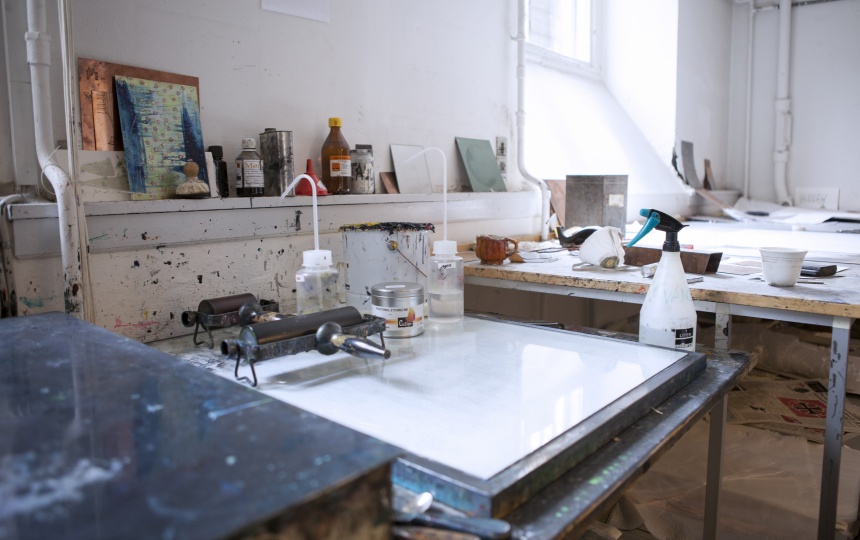 Materialer ved arbejdsstation på Laboratoriet for Dybtryk, Højtryk og Litografi