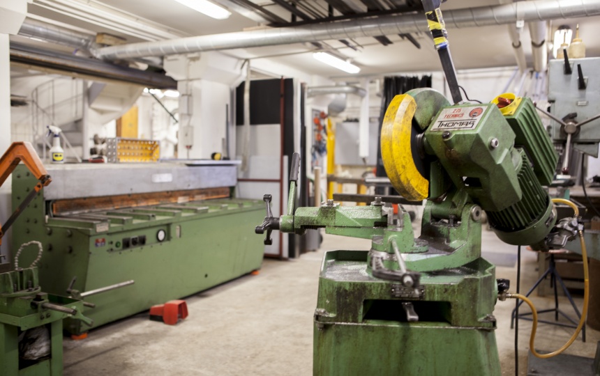 Metalskærer i laboratoriet for Konstruktion