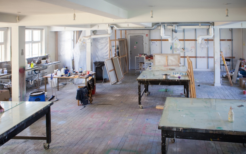 Borde, redskaber og materialer på Laboratoriet for Grafik og Maleri