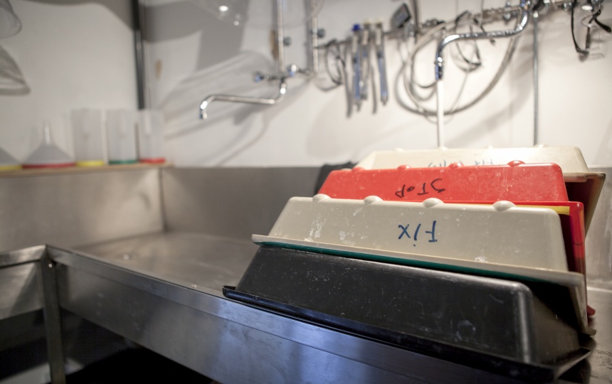 Baljer i vask på Laboratoriet for Fotografi