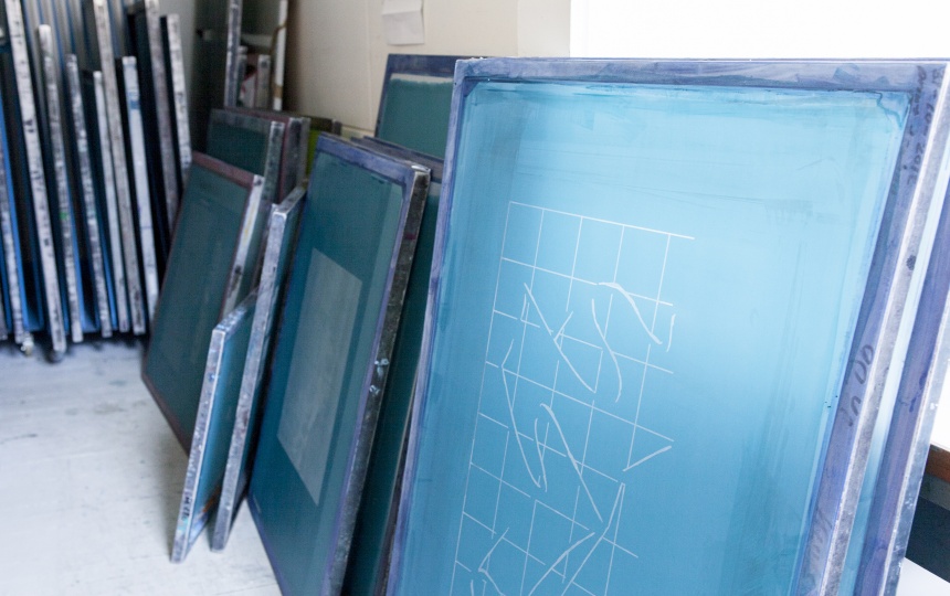 Trykramme, der læner sig op ad væg i Laboratoriet for Serigrafi og Risografi
