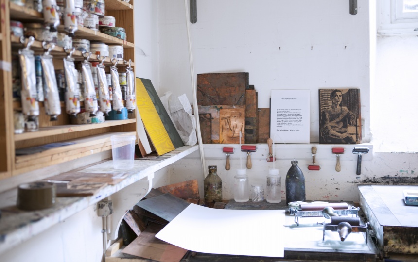 Malertuber, trykruller og plader med tryk på Laboratoriet for Dybtryk, Højtryk og Litografi