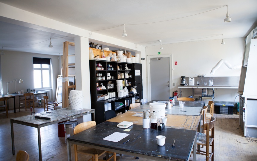 Stole og borde og reol med materialer