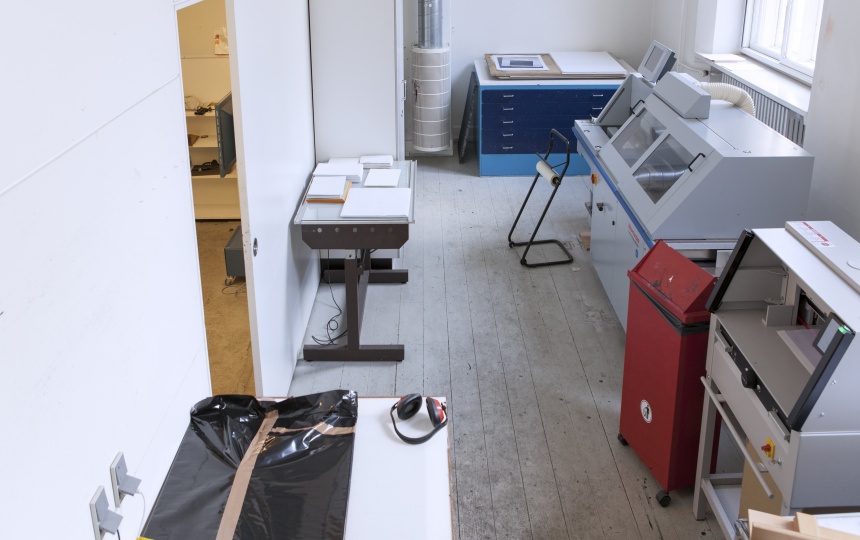 Maskiner, opbevaring og borde i Laboratoriet for Serigrafi og Risografi