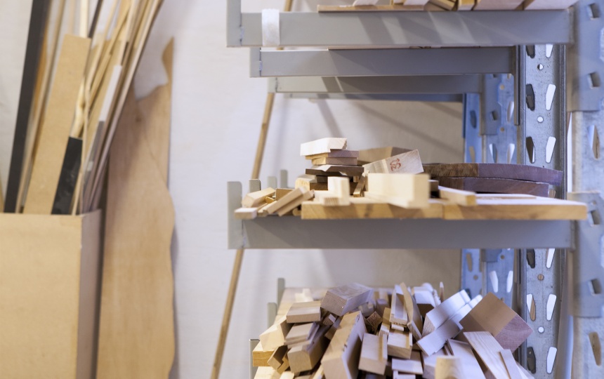 Mindre træstykker på hylder i Laboratoriet for Træ