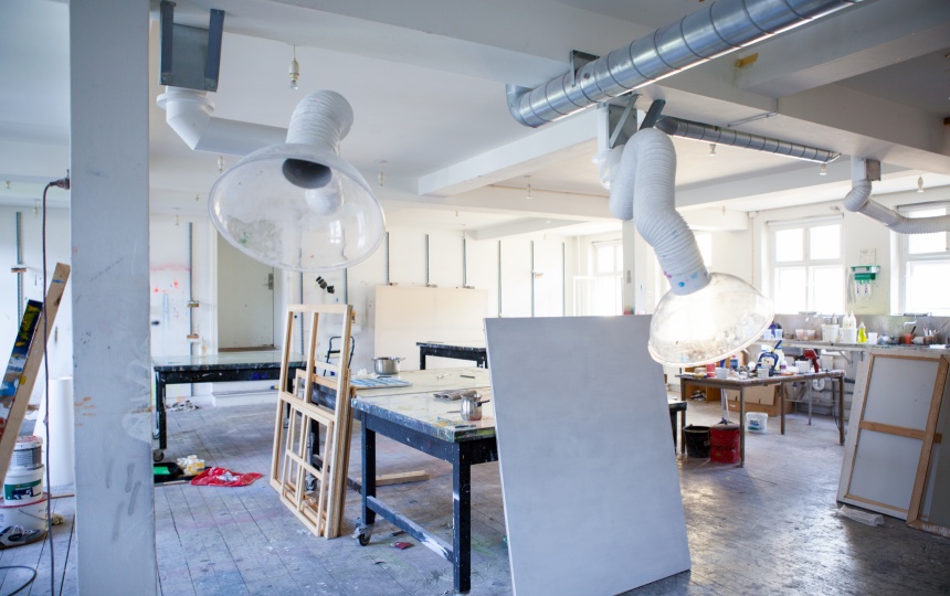 Rammer og opspændt lærred, arbejdsborde og materialer i Laboratoriet for Maleri og Farve