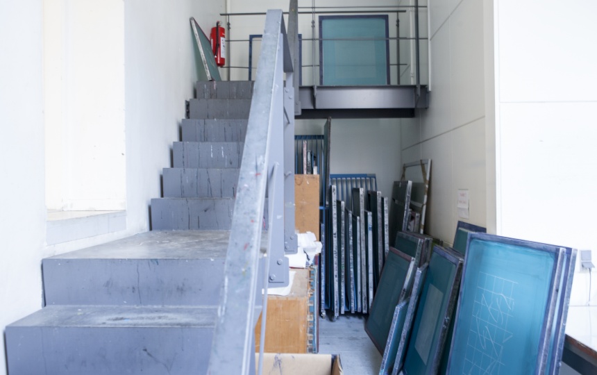 Trykrammer under og ved siden af trappe