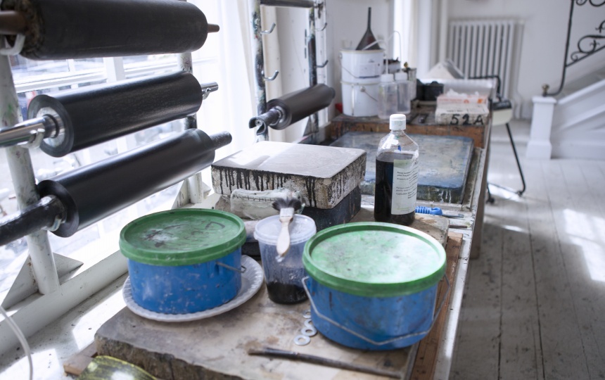 Ruller i stativ, bøtter, litografisk sten og trykfarve