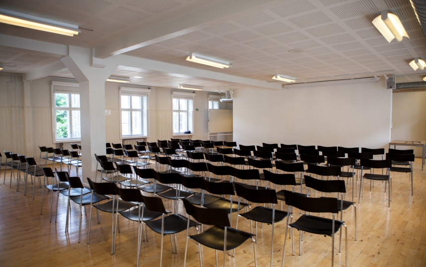 Stolerækker i auditorium på BFA-skolen