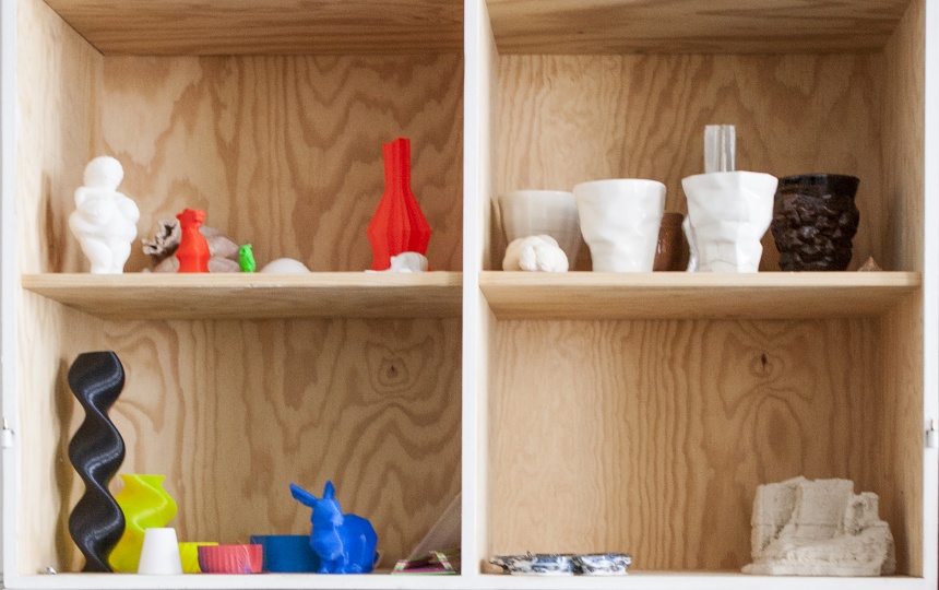 Genstande og førstehjælpskasse i træreol