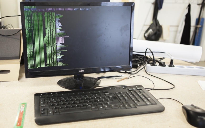 Computer med computerkoder på skærmen