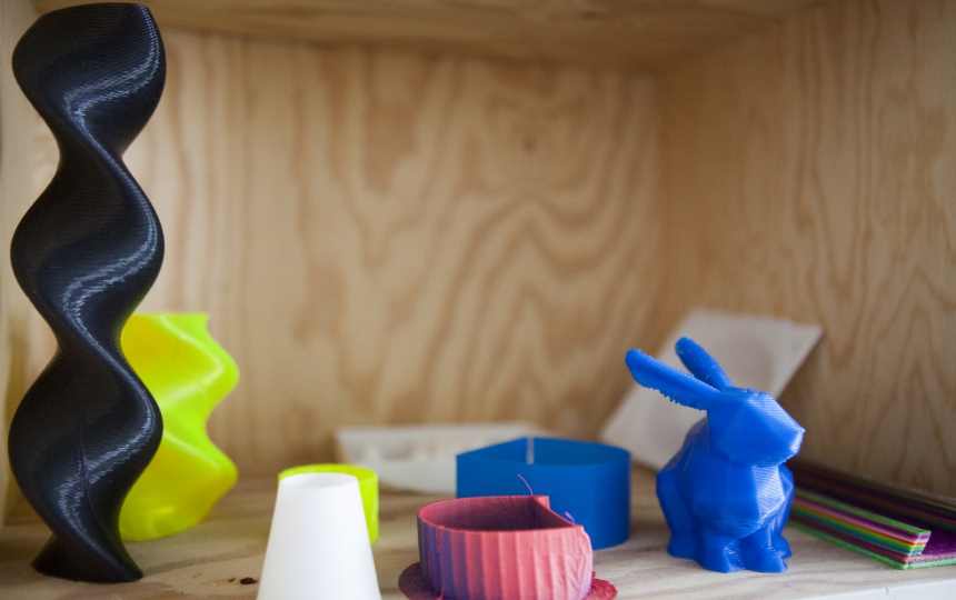 3D-printede figurer i træreol