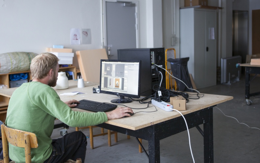 Studerende som sidder ved computer og arbejder i redigeringsprogram