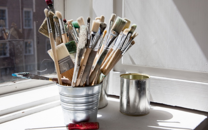 Malerpensler i lille spand